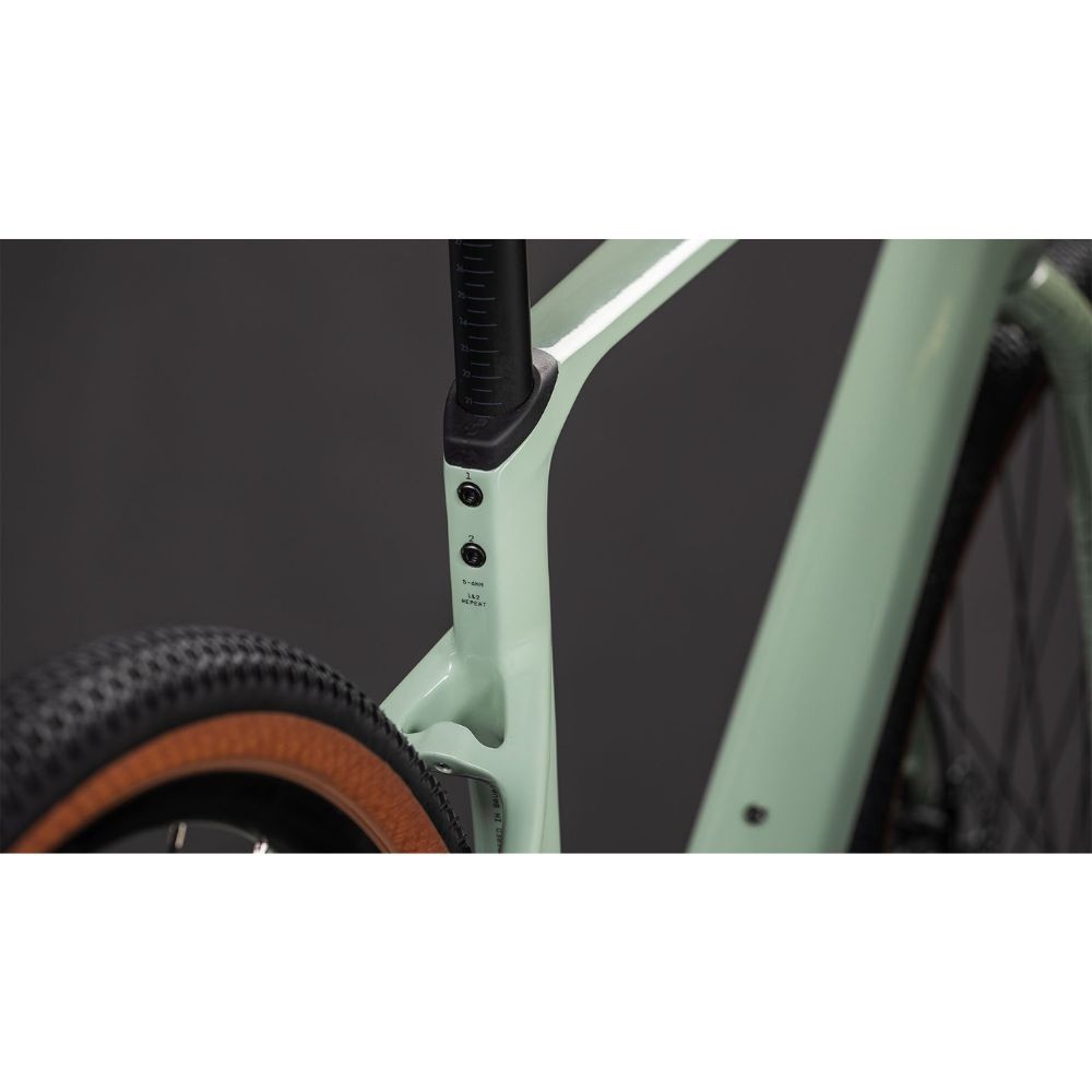 Vélo Cube Nuroad C:62 ONE aloegreen´n´black