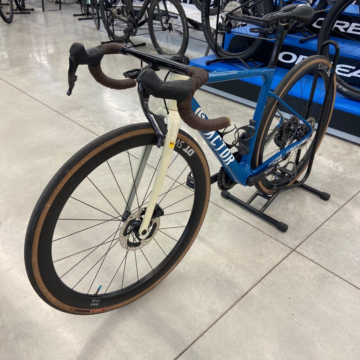 Vélo d'occasion Factor LS Sram Force AXS/Rotor Vintage Blue